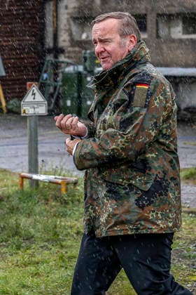 Innovationen stehen beim Heer der Bundeswehr auf dem Prüfstand - Demonstratoren werden dem Bundesverteidigungsminister bei Dauerregen vorgestellt Boris Pistorius, Bundesminister der Verteidigung, ist an der Schießbahn 20 eingetroffen. Bergen Truppenübungsplatz, Schießbahn Niedersachsen, Landkreis Celle Germany