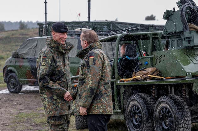Innovationen stehen beim Heer der Bundeswehr auf dem Prüfstand - Demonstratoren werden dem Bundesverteidigungsminister bei Dauerregen vorgestellt Begrüßung: Boris Pistorius, Bundesminister der Verteidigung; Generalleutnant Dr. Christian Freuding, Inspekteur des Heeres Bergen Truppenübungsplatz, Schießbahn Niedersachsen, Landkreis Celle Germany