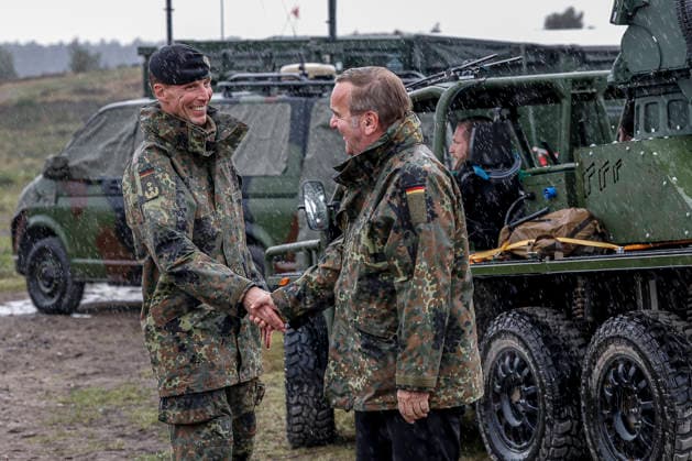 Innovationen stehen beim Heer der Bundeswehr auf dem Prüfstand - Demonstratoren werden dem Bundesverteidigungsminister bei Dauerregen vorgestellt Begrüßung: Boris Pistorius, Bundesminister der Verteidigung; Generalleutnant Dr. Christian Freuding, Inspekteur des Heeres Bergen Truppenübungsplatz, Schießbahn Niedersachsen, Landkreis Celle Germany