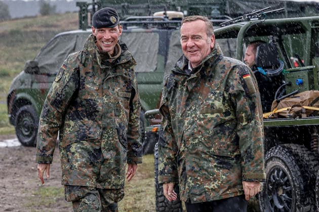 Innovationen stehen beim Heer der Bundeswehr auf dem Prüfstand - Demonstratoren werden dem Bundesverteidigungsminister bei Dauerregen vorgestellt Begrüßung: Boris Pistorius, Bundesminister der Verteidigung; Generalleutnant Dr. Christian Freuding, Inspekteur des Heeres Bergen Truppenübungsplatz, Schießbahn Niedersachsen, Landkreis Celle Germany