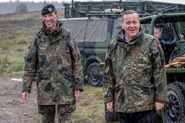 Innovationen stehen beim Heer der Bundeswehr auf dem Prüfstand - Demonstratoren werden dem Bundesverteidigungsminister bei Dauerregen vorgestellt Begrüßung: Boris Pistorius, Bundesminister der Verteidigung; Generalleutnant Dr. Christian Freuding, Inspekteur des Heeres Bergen Truppenübungsplatz, Schießbahn Niedersachsen, Landkreis Celle Germany