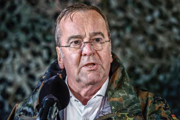 Innovationen stehen beim Heer der Bundeswehr auf dem Prüfstand - Demonstratoren werden dem Bundesverteidigungsminister bei Dauerregen vorgestellt Pressestatements: Boris Pistorius, Bundesminister der Verteidigung Bergen Truppenübungsplatz, Schießbahn Niedersachsen, Landkreis Celle Germany