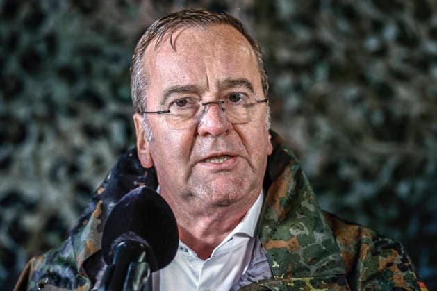 Innovationen stehen beim Heer der Bundeswehr auf dem Prüfstand - Demonstratoren werden dem Bundesverteidigungsminister bei Dauerregen vorgestellt Pressestatements: Boris Pistorius, Bundesminister der Verteidigung Bergen Truppenübungsplatz, Schießbahn Niedersachsen, Landkreis Celle Germany