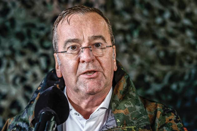 Innovationen stehen beim Heer der Bundeswehr auf dem Prüfstand - Demonstratoren werden dem Bundesverteidigungsminister bei Dauerregen vorgestellt Pressestatements: Boris Pistorius, Bundesminister der Verteidigung Bergen Truppenübungsplatz, Schießbahn Niedersachsen, Landkreis Celle Germany
