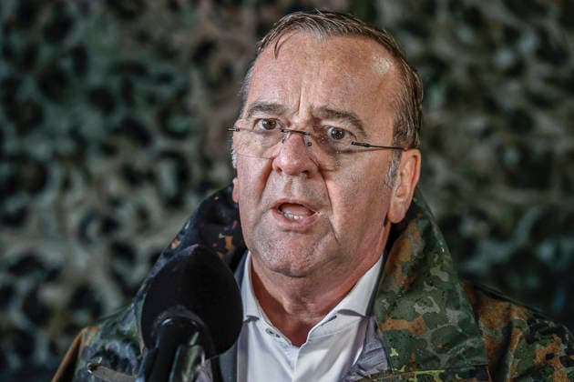 Innovationen stehen beim Heer der Bundeswehr auf dem Prüfstand - Demonstratoren werden dem Bundesverteidigungsminister bei Dauerregen vorgestellt Pressestatements: Boris Pistorius, Bundesminister der Verteidigung Bergen Truppenübungsplatz, Schießbahn Niedersachsen, Landkreis Celle Germany