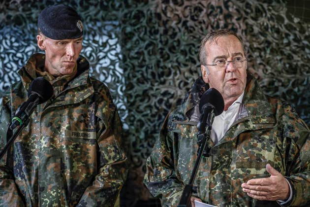 Innovationen stehen beim Heer der Bundeswehr auf dem Prüfstand - Demonstratoren werden dem Bundesverteidigungsminister bei Dauerregen vorgestellt Pressestatements: Boris Pistorius, Bundesminister der Verteidigung; Generalleutnant Dr. Christian Freuding, Inspekteur des Heeres Bergen Truppenübungsplatz, Schießbahn Niedersachsen, Landkreis Celle Germany
