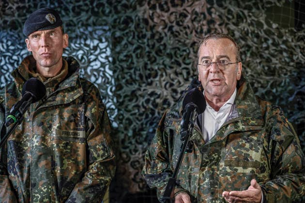 Innovationen stehen beim Heer der Bundeswehr auf dem Prüfstand - Demonstratoren werden dem Bundesverteidigungsminister bei Dauerregen vorgestellt Pressestatements: Boris Pistorius, Bundesminister der Verteidigung; Generalleutnant Dr. Christian Freuding, Inspekteur des Heeres Bergen Truppenübungsplatz, Schießbahn Niedersachsen, Landkreis Celle Germany