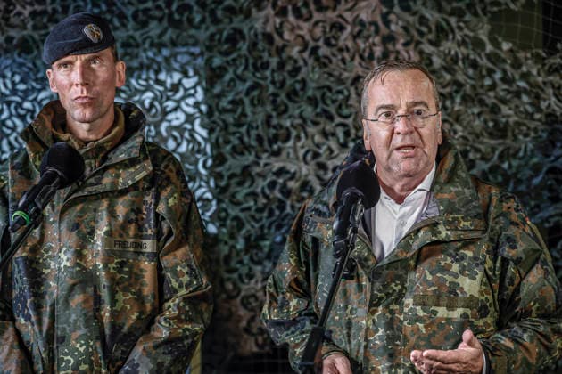 Innovationen stehen beim Heer der Bundeswehr auf dem Prüfstand - Demonstratoren werden dem Bundesverteidigungsminister bei Dauerregen vorgestellt Pressestatements: Boris Pistorius, Bundesminister der Verteidigung; Generalleutnant Dr. Christian Freuding, Inspekteur des Heeres Bergen Truppenübungsplatz, Schießbahn Niedersachsen, Landkreis Celle Germany