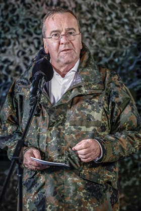Innovationen stehen beim Heer der Bundeswehr auf dem Prüfstand - Demonstratoren werden dem Bundesverteidigungsminister bei Dauerregen vorgestellt Pressestatements: Boris Pistorius, Bundesminister der Verteidigung Bergen Truppenübungsplatz, Schießbahn Niedersachsen, Landkreis Celle Germany