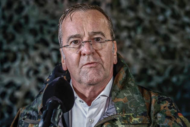 Innovationen stehen beim Heer der Bundeswehr auf dem Prüfstand - Demonstratoren werden dem Bundesverteidigungsminister bei Dauerregen vorgestellt Pressestatements: Boris Pistorius, Bundesminister der Verteidigung Bergen Truppenübungsplatz, Schießbahn Niedersachsen, Landkreis Celle Germany