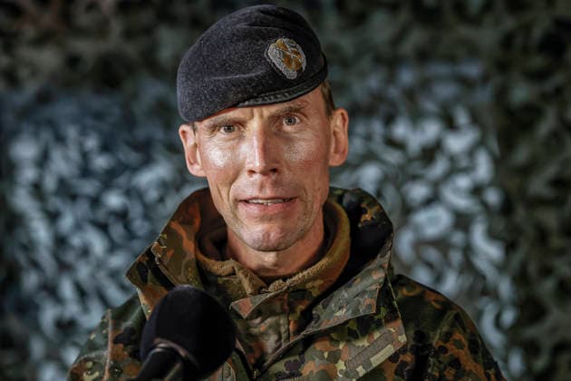 Innovationen stehen beim Heer der Bundeswehr auf dem Prüfstand - Demonstratoren werden dem Bundesverteidigungsminister bei Dauerregen vorgestellt Pressestatements: Generalleutnant Dr. Christian Freuding, Inspekteur des Heeres Bergen Truppenübungsplatz, Schießbahn Niedersachsen, Landkreis Celle Germany