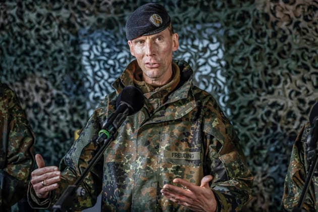 Innovationen stehen beim Heer der Bundeswehr auf dem Prüfstand - Demonstratoren werden dem Bundesverteidigungsminister bei Dauerregen vorgestellt Pressestatements: Generalleutnant Dr. Christian Freuding, Inspekteur des Heeres Bergen Truppenübungsplatz, Schießbahn Niedersachsen, Landkreis Celle Germany