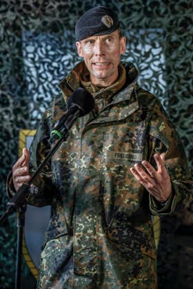 Innovationen stehen beim Heer der Bundeswehr auf dem Prüfstand - Demonstratoren werden dem Bundesverteidigungsminister bei Dauerregen vorgestellt Pressestatements: Generalleutnant Dr. Christian Freuding, Inspekteur des Heeres Bergen Truppenübungsplatz, Schießbahn Niedersachsen, Landkreis Celle Germany