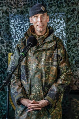 Innovationen stehen beim Heer der Bundeswehr auf dem Prüfstand - Demonstratoren werden dem Bundesverteidigungsminister bei Dauerregen vorgestellt Pressestatements: Generalleutnant Dr. Christian Freuding, Inspekteur des Heeres Bergen Truppenübungsplatz, Schießbahn Niedersachsen, Landkreis Celle Germany