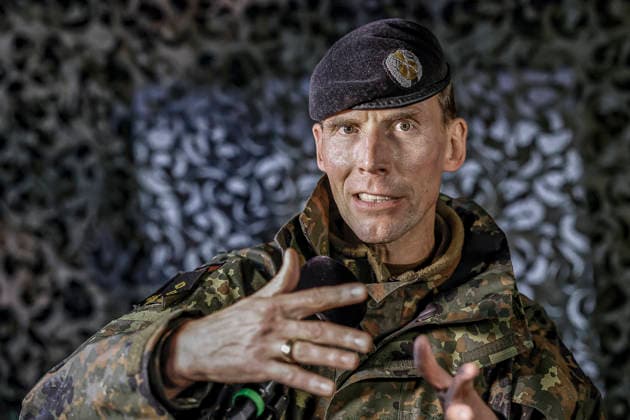 Innovationen stehen beim Heer der Bundeswehr auf dem Prüfstand - Demonstratoren werden dem Bundesverteidigungsminister bei Dauerregen vorgestellt Pressestatements: Generalleutnant Dr. Christian Freuding, Inspekteur des Heeres Bergen Truppenübungsplatz, Schießbahn Niedersachsen, Landkreis Celle Germany