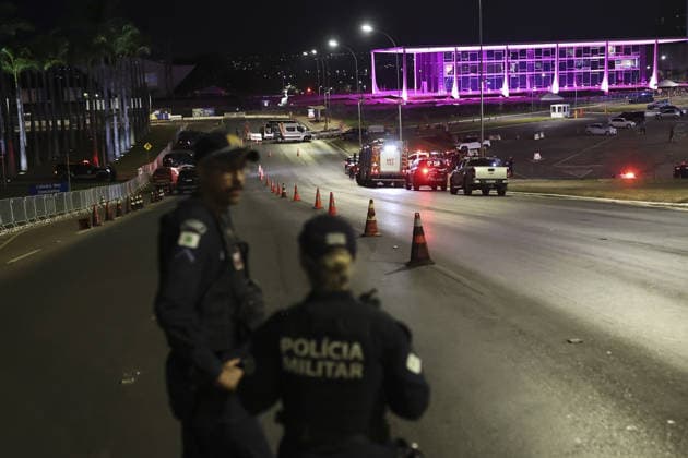 Emergency teams secure area after suspected bomb threat near Brazil Supreme Court BRASILIA, BRAZIL - OCTOBER 01: Emergency responders and security personnel secure the perimeter following a suspected bomb threat near the Federal Supreme Court (STF) in Brasilia, Brazil on October 01, 2026. Law enforcement officers cordoned off surrounding avenues and deployed specialized tactical units to inspect the area and ensure public safety. Mateus Bonomi Anadolu Brasilia Brazil. Editorial use only. Please get in touch for any other usage.  Copyright: x2026xAnadoluxMateusxBonomix