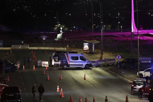 Emergency teams secure area after suspected bomb threat near Brazil Supreme Court BRASILIA, BRAZIL - OCTOBER 01: Emergency responders and security personnel secure the perimeter following a suspected bomb threat near the Federal Supreme Court (STF) in Brasilia, Brazil on October 01, 2026. Law enforcement officers cordoned off surrounding avenues and deployed specialized tactical units to inspect the area and ensure public safety. Mateus Bonomi Anadolu Brasilia Brazil. Editorial use only. Please get in touch for any other usage.  Copyright: x2026xAnadoluxMateusxBonomix