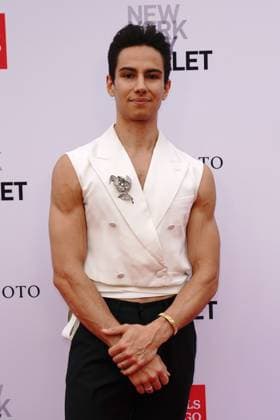 Roman Mejia at arrivals for New York City Ballet 2026 Fall Fashion Gala, David H. Koch Theater at Lincoln Center, New York, NY, October 01, 2026. Photo By: Kristin Callahan Everett Collection New York City Ballet 2026 Fall Fashion Gala PUBLICATIONXNOTxINxCANxCHNxFRAxITAxJPNxNORxPOLxRUSxESPxUKxUSA