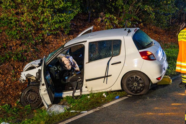 Zwei Pkw frontal kollidiert Beide Fahrer schwer verletzt Am 01.10.2026 kollidierten gegen 18:30 Uhr auf der L3408 zwischen Löhrbach und Birkenau zwei Pkw frontal. Beide Fahrzeugführer wurden schwer verletzt und nach der medizinischen Erstversorgung in ein Krankenhaus gebracht. Ein Rettungshubschrauber war an der Unfallstelle im Einsatz. Für die Rettungs- und Bergungsarbeiten wurde die L3408 vollständig gesperrt. Birkenau L 3408 Hessen Deutschland