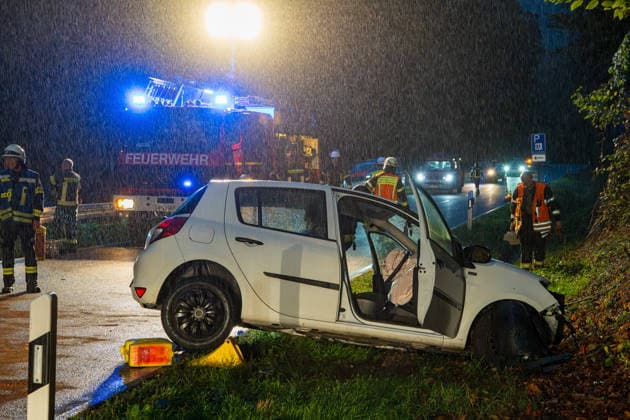 Zwei Pkw frontal kollidiert Beide Fahrer schwer verletzt Am 01.10.2026 kollidierten gegen 18:30 Uhr auf der L3408 zwischen Löhrbach und Birkenau zwei Pkw frontal. Beide Fahrzeugführer wurden schwer verletzt und nach der medizinischen Erstversorgung in ein Krankenhaus gebracht. Ein Rettungshubschrauber war an der Unfallstelle im Einsatz. Für die Rettungs- und Bergungsarbeiten wurde die L3408 vollständig gesperrt. Birkenau L 3408 Hessen Deutschland