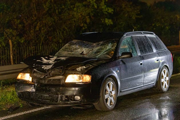 Fahrradfahrer auf Autobahn von PKW erfasst und tödlich verletzt 14 Fahrzeuge beteiligt Am 02.10.2026 kam es in der Nacht auf der A 66 zwischen Wallau und dem Wiesbadener Kreuz zu einem tödlichen Unfall. Ein Fahrradfahrer wurde von einem Pkw frontal erfasst und verstarb an der Unfallstelle. 14 Fahrzeuge waren in den Unfall verwickelt, die Autobahn blieb für die Unfallaufnahme bis tief in die Nacht voll gesperrt. Die Staatsanwaltschaft ermitteln den Unfallhergang durch einen Sachverständigen. Hofheim A 66 Hessen Deutschland