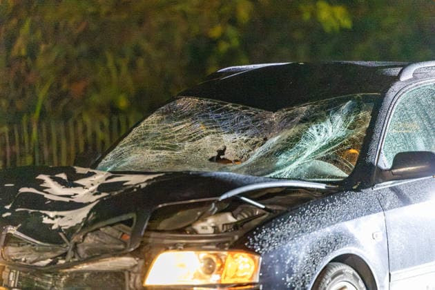 Fahrradfahrer auf Autobahn von PKW erfasst und tödlich verletzt 14 Fahrzeuge beteiligt Am 02.10.2026 kam es in der Nacht auf der A 66 zwischen Wallau und dem Wiesbadener Kreuz zu einem tödlichen Unfall. Ein Fahrradfahrer wurde von einem Pkw frontal erfasst und verstarb an der Unfallstelle. 14 Fahrzeuge waren in den Unfall verwickelt, die Autobahn blieb für die Unfallaufnahme bis tief in die Nacht voll gesperrt. Die Staatsanwaltschaft ermitteln den Unfallhergang durch einen Sachverständigen. Hofheim A 66 Hessen Deutschland