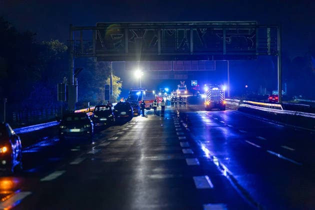 Fahrradfahrer auf Autobahn von PKW erfasst und tödlich verletzt 14 Fahrzeuge beteiligt Am 02.10.2026 kam es in der Nacht auf der A 66 zwischen Wallau und dem Wiesbadener Kreuz zu einem tödlichen Unfall. Ein Fahrradfahrer wurde von einem Pkw frontal erfasst und verstarb an der Unfallstelle. 14 Fahrzeuge waren in den Unfall verwickelt, die Autobahn blieb für die Unfallaufnahme bis tief in die Nacht voll gesperrt. Die Staatsanwaltschaft ermitteln den Unfallhergang durch einen Sachverständigen. Hofheim A 66 Hessen Deutschland