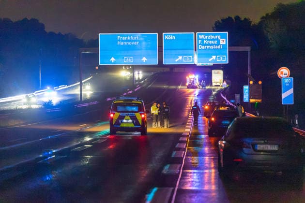 Fahrradfahrer auf Autobahn von PKW erfasst und tödlich verletzt 14 Fahrzeuge beteiligt Am 02.10.2026 kam es in der Nacht auf der A 66 zwischen Wallau und dem Wiesbadener Kreuz zu einem tödlichen Unfall. Ein Fahrradfahrer wurde von einem Pkw frontal erfasst und verstarb an der Unfallstelle. 14 Fahrzeuge waren in den Unfall verwickelt, die Autobahn blieb für die Unfallaufnahme bis tief in die Nacht voll gesperrt. Die Staatsanwaltschaft ermitteln den Unfallhergang durch einen Sachverständigen. Hofheim A 66 Hessen Deutschland