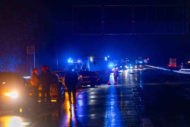 Fahrradfahrer auf Autobahn von PKW erfasst und tödlich verletzt 14 Fahrzeuge beteiligt Am 02.10.2026 kam es in der Nacht auf der A 66 zwischen Wallau und dem Wiesbadener Kreuz zu einem tödlichen Unfall. Ein Fahrradfahrer wurde von einem Pkw frontal erfasst und verstarb an der Unfallstelle. 14 Fahrzeuge waren in den Unfall verwickelt, die Autobahn blieb für die Unfallaufnahme bis tief in die Nacht voll gesperrt. Die Staatsanwaltschaft ermitteln den Unfallhergang durch einen Sachverständigen. Hofheim A 66 Hessen Deutschland