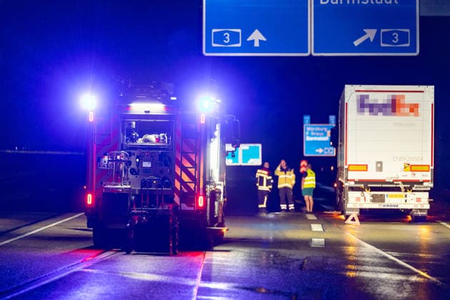 Fahrradfahrer auf Autobahn von PKW erfasst und tödlich verletzt 14 Fahrzeuge beteiligt Am 02.10.2026 kam es in der Nacht auf der A 66 zwischen Wallau und dem Wiesbadener Kreuz zu einem tödlichen Unfall. Ein Fahrradfahrer wurde von einem Pkw frontal erfasst und verstarb an der Unfallstelle. 14 Fahrzeuge waren in den Unfall verwickelt, die Autobahn blieb für die Unfallaufnahme bis tief in die Nacht voll gesperrt. Die Staatsanwaltschaft ermitteln den Unfallhergang durch einen Sachverständigen. Hofheim A 66 Hessen Deutschland