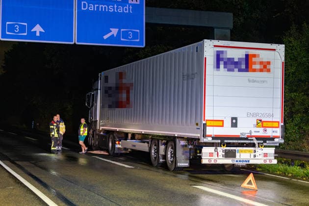 Fahrradfahrer auf Autobahn von PKW erfasst und tödlich verletzt 14 Fahrzeuge beteiligt Am 02.10.2026 kam es in der Nacht auf der A 66 zwischen Wallau und dem Wiesbadener Kreuz zu einem tödlichen Unfall. Ein Fahrradfahrer wurde von einem Pkw frontal erfasst und verstarb an der Unfallstelle. 14 Fahrzeuge waren in den Unfall verwickelt, die Autobahn blieb für die Unfallaufnahme bis tief in die Nacht voll gesperrt. Die Staatsanwaltschaft ermitteln den Unfallhergang durch einen Sachverständigen. Hofheim A 66 Hessen Deutschland