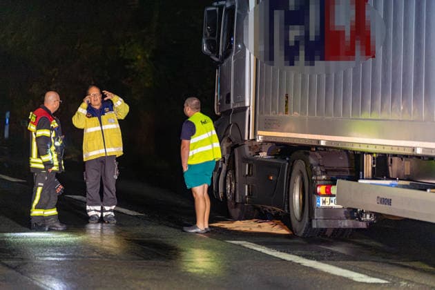 Fahrradfahrer auf Autobahn von PKW erfasst und tödlich verletzt 14 Fahrzeuge beteiligt Am 02.10.2026 kam es in der Nacht auf der A 66 zwischen Wallau und dem Wiesbadener Kreuz zu einem tödlichen Unfall. Ein Fahrradfahrer wurde von einem Pkw frontal erfasst und verstarb an der Unfallstelle. 14 Fahrzeuge waren in den Unfall verwickelt, die Autobahn blieb für die Unfallaufnahme bis tief in die Nacht voll gesperrt. Die Staatsanwaltschaft ermitteln den Unfallhergang durch einen Sachverständigen. Hofheim A 66 Hessen Deutschland