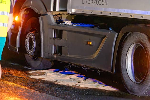 Fahrradfahrer auf Autobahn von PKW erfasst und tödlich verletzt 14 Fahrzeuge beteiligt Am 02.10.2026 kam es in der Nacht auf der A 66 zwischen Wallau und dem Wiesbadener Kreuz zu einem tödlichen Unfall. Ein Fahrradfahrer wurde von einem Pkw frontal erfasst und verstarb an der Unfallstelle. 14 Fahrzeuge waren in den Unfall verwickelt, die Autobahn blieb für die Unfallaufnahme bis tief in die Nacht voll gesperrt. Die Staatsanwaltschaft ermitteln den Unfallhergang durch einen Sachverständigen. Hofheim A 66 Hessen Deutschland