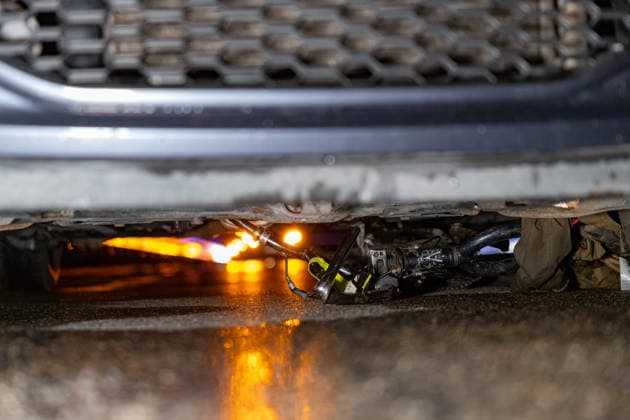 Fahrradfahrer auf Autobahn von PKW erfasst und tödlich verletzt 14 Fahrzeuge beteiligt Am 02.10.2026 kam es in der Nacht auf der A 66 zwischen Wallau und dem Wiesbadener Kreuz zu einem tödlichen Unfall. Ein Fahrradfahrer wurde von einem Pkw frontal erfasst und verstarb an der Unfallstelle. 14 Fahrzeuge waren in den Unfall verwickelt, die Autobahn blieb für die Unfallaufnahme bis tief in die Nacht voll gesperrt. Die Staatsanwaltschaft ermitteln den Unfallhergang durch einen Sachverständigen. Hofheim A 66 Hessen Deutschland