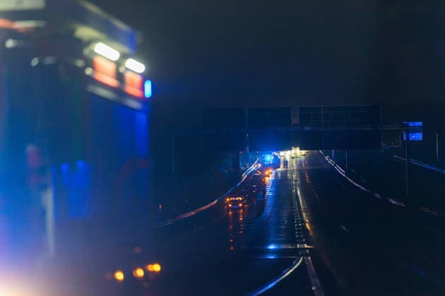 Fahrradfahrer auf Autobahn von PKW erfasst und tödlich verletzt 14 Fahrzeuge beteiligt Am 02.10.2026 kam es in der Nacht auf der A 66 zwischen Wallau und dem Wiesbadener Kreuz zu einem tödlichen Unfall. Ein Fahrradfahrer wurde von einem Pkw frontal erfasst und verstarb an der Unfallstelle. 14 Fahrzeuge waren in den Unfall verwickelt, die Autobahn blieb für die Unfallaufnahme bis tief in die Nacht voll gesperrt. Die Staatsanwaltschaft ermitteln den Unfallhergang durch einen Sachverständigen. Hofheim A 66 Hessen Deutschland