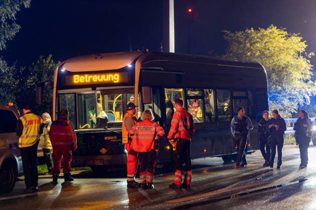 Fahrradfahrer auf Autobahn von PKW erfasst und tödlich verletzt 14 Fahrzeuge beteiligt Am 02.10.2026 kam es in der Nacht auf der A 66 zwischen Wallau und dem Wiesbadener Kreuz zu einem tödlichen Unfall. Ein Fahrradfahrer wurde von einem Pkw frontal erfasst und verstarb an der Unfallstelle. 14 Fahrzeuge waren in den Unfall verwickelt, die Autobahn blieb für die Unfallaufnahme bis tief in die Nacht voll gesperrt. Die Staatsanwaltschaft ermitteln den Unfallhergang durch einen Sachverständigen. Hofheim A 66 Hessen Deutschland