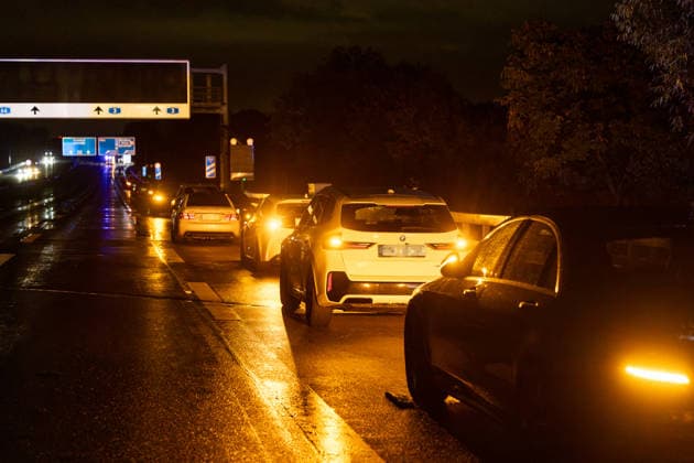 Fahrradfahrer auf Autobahn von PKW erfasst und tödlich verletzt 14 Fahrzeuge beteiligt Am 02.10.2026 kam es in der Nacht auf der A 66 zwischen Wallau und dem Wiesbadener Kreuz zu einem tödlichen Unfall. Ein Fahrradfahrer wurde von einem Pkw frontal erfasst und verstarb an der Unfallstelle. 14 Fahrzeuge waren in den Unfall verwickelt, die Autobahn blieb für die Unfallaufnahme bis tief in die Nacht voll gesperrt. Die Staatsanwaltschaft ermitteln den Unfallhergang durch einen Sachverständigen. Hofheim A 66 Hessen Deutschland