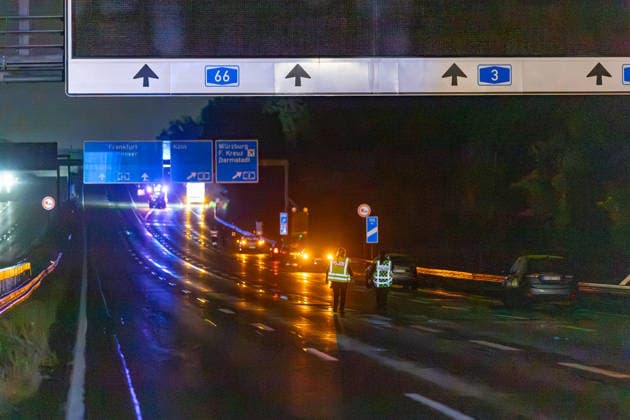 Fahrradfahrer auf Autobahn von PKW erfasst und tödlich verletzt 14 Fahrzeuge beteiligt Am 02.10.2026 kam es in der Nacht auf der A 66 zwischen Wallau und dem Wiesbadener Kreuz zu einem tödlichen Unfall. Ein Fahrradfahrer wurde von einem Pkw frontal erfasst und verstarb an der Unfallstelle. 14 Fahrzeuge waren in den Unfall verwickelt, die Autobahn blieb für die Unfallaufnahme bis tief in die Nacht voll gesperrt. Die Staatsanwaltschaft ermitteln den Unfallhergang durch einen Sachverständigen. Hofheim A 66 Hessen Deutschland