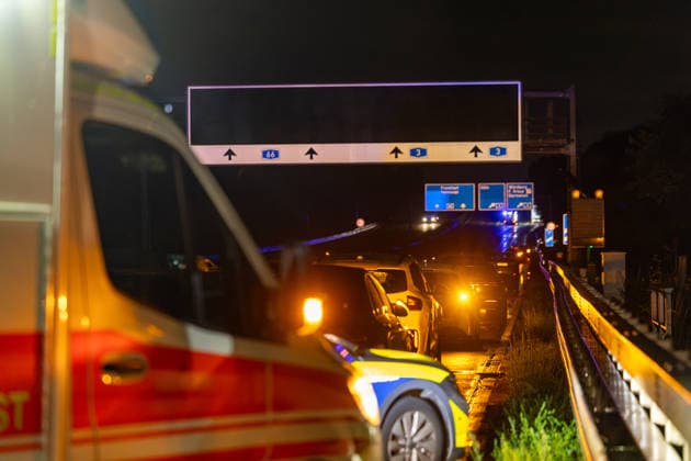 Fahrradfahrer auf Autobahn von PKW erfasst und tödlich verletzt 14 Fahrzeuge beteiligt Am 02.10.2026 kam es in der Nacht auf der A 66 zwischen Wallau und dem Wiesbadener Kreuz zu einem tödlichen Unfall. Ein Fahrradfahrer wurde von einem Pkw frontal erfasst und verstarb an der Unfallstelle. 14 Fahrzeuge waren in den Unfall verwickelt, die Autobahn blieb für die Unfallaufnahme bis tief in die Nacht voll gesperrt. Die Staatsanwaltschaft ermitteln den Unfallhergang durch einen Sachverständigen. Hofheim A 66 Hessen Deutschland