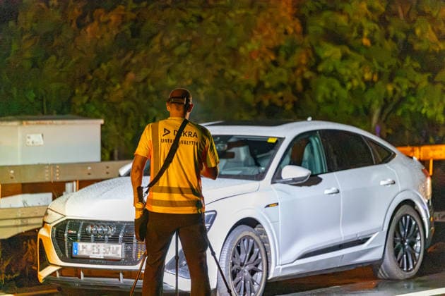 Fahrradfahrer auf Autobahn von PKW erfasst und tödlich verletzt 14 Fahrzeuge beteiligt Am 02.10.2026 kam es in der Nacht auf der A 66 zwischen Wallau und dem Wiesbadener Kreuz zu einem tödlichen Unfall. Ein Fahrradfahrer wurde von einem Pkw frontal erfasst und verstarb an der Unfallstelle. 14 Fahrzeuge waren in den Unfall verwickelt, die Autobahn blieb für die Unfallaufnahme bis tief in die Nacht voll gesperrt. Die Staatsanwaltschaft ermitteln den Unfallhergang durch einen Sachverständigen. Hofheim A 66 Hessen Deutschland