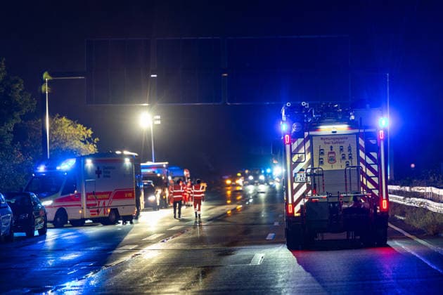 Fahrradfahrer auf Autobahn von PKW erfasst und tödlich verletzt 14 Fahrzeuge beteiligt Am 02.10.2026 kam es in der Nacht auf der A 66 zwischen Wallau und dem Wiesbadener Kreuz zu einem tödlichen Unfall. Ein Fahrradfahrer wurde von einem Pkw frontal erfasst und verstarb an der Unfallstelle. 14 Fahrzeuge waren in den Unfall verwickelt, die Autobahn blieb für die Unfallaufnahme bis tief in die Nacht voll gesperrt. Die Staatsanwaltschaft ermitteln den Unfallhergang durch einen Sachverständigen. Hofheim A 66 Hessen Deutschland
