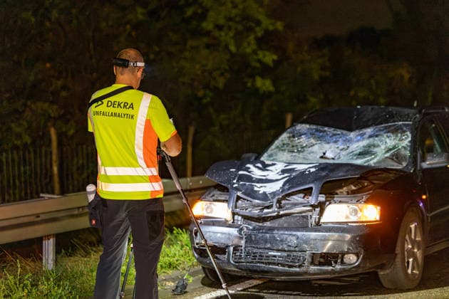 Fahrradfahrer auf Autobahn von PKW erfasst und tödlich verletzt 14 Fahrzeuge beteiligt Am 02.10.2026 kam es in der Nacht auf der A 66 zwischen Wallau und dem Wiesbadener Kreuz zu einem tödlichen Unfall. Ein Fahrradfahrer wurde von einem Pkw frontal erfasst und verstarb an der Unfallstelle. 14 Fahrzeuge waren in den Unfall verwickelt, die Autobahn blieb für die Unfallaufnahme bis tief in die Nacht voll gesperrt. Die Staatsanwaltschaft ermitteln den Unfallhergang durch einen Sachverständigen. Hofheim A 66 Hessen Deutschland