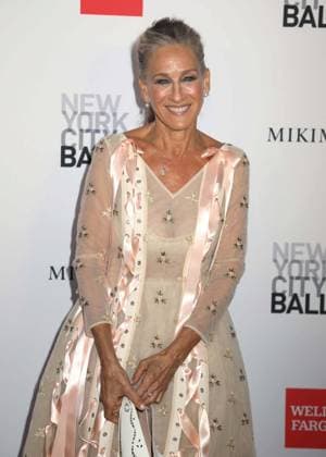 October 1, 2026, New York, New York, USA: Actor SARAH JESSICA PARKERÃäwearing a dress designed by Simone Rocha, seen during the red carpet arrivals for the New York City Fall Ballet Fall 2026 Gala held at the David Koch Theater at Lincoln Center. New York USA  - ZUMAk03_ 20261001_zaf_k03_074 Copyright: xNancyxKaszermanx