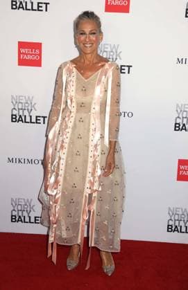 October 1, 2026, New York, New York, USA: Actor SARAH JESSICA PARKERÃäwearing a dress designed by Simone Rocha, seen during the red carpet arrivals for the New York City Fall Ballet Fall 2026 Gala held at the David Koch Theater at Lincoln Center. New York USA  - ZUMAk03_ 20261001_zaf_k03_077 Copyright: xNancyxKaszermanx
