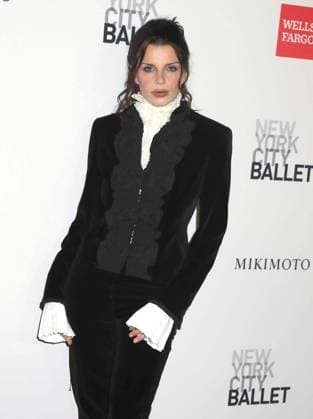 October 1, 2026, New York, New York, USA: Actor JULIA FOX seen during the red carpet arrivals for the New York City Fall Ballet Fall 2026 Gala held at the David Koch Theater at Lincoln Center. New York USA  - ZUMAk03_ 20261001_zaf_k03_120 Copyright: xNancyxKaszermanx