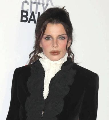 October 1, 2026, New York, New York, USA: Actor JULIA FOX seen during the red carpet arrivals for the New York City Fall Ballet Fall 2026 Gala held at the David Koch Theater at Lincoln Center. New York USA  - ZUMAk03_ 20261001_zaf_k03_122 Copyright: xNancyxKaszermanx
