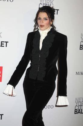 October 1, 2026, New York, New York, USA: Actor JULIA FOX seen during the red carpet arrivals for the New York City Fall Ballet Fall 2026 Gala held at the David Koch Theater at Lincoln Center. New York USA  - ZUMAk03_ 20261001_zaf_k03_123 Copyright: xNancyxKaszermanx