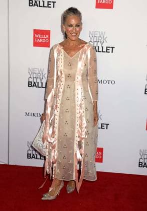 October 1, 2026, New York, New York, USA: Actor SARAH JESSICA PARKERÃäwearing a dress designed by Simone Rocha, seen during the red carpet arrivals for the New York City Fall Ballet Fall 2026 Gala held at the David Koch Theater at Lincoln Center. New York USA  - ZUMAk03_ 20261001_zaf_k03_079 Copyright: xNancyxKaszermanx