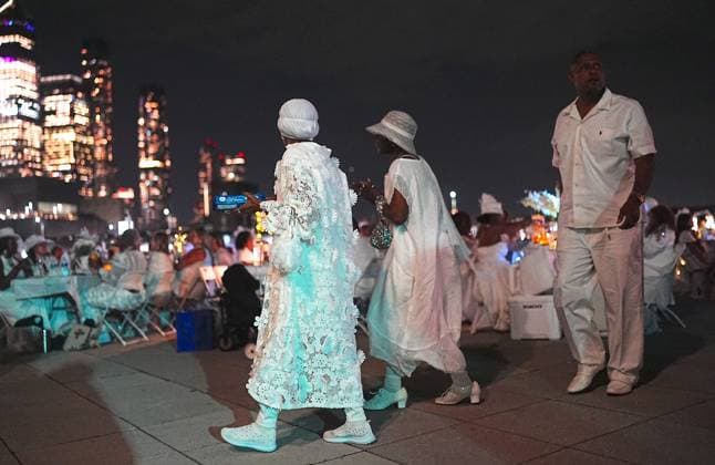 Diner en Blanc returns to New York City NEW YORK, UNITED STATES - OCTOBER 01: Thousands of guests dressed in white attend a Diner en Blanc New York City event on Thursday evening, October 1, 2026, in New York, United States. Selcuk Acar Anadolu New York United States. Editorial use only. Please get in touch for any other usage.  Copyright: x2026xAnadoluxSelcukxAcarx