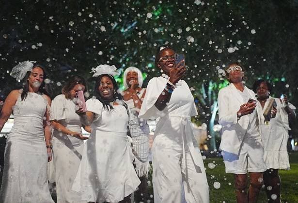 Diner en Blanc returns to New York City NEW YORK, UNITED STATES - OCTOBER 01: Thousands of guests dressed in white attend a Diner en Blanc New York City event on Thursday evening, October 1, 2026, in New York, United States. Selcuk Acar Anadolu New York United States. Editorial use only. Please get in touch for any other usage.  Copyright: x2026xAnadoluxSelcukxAcarx